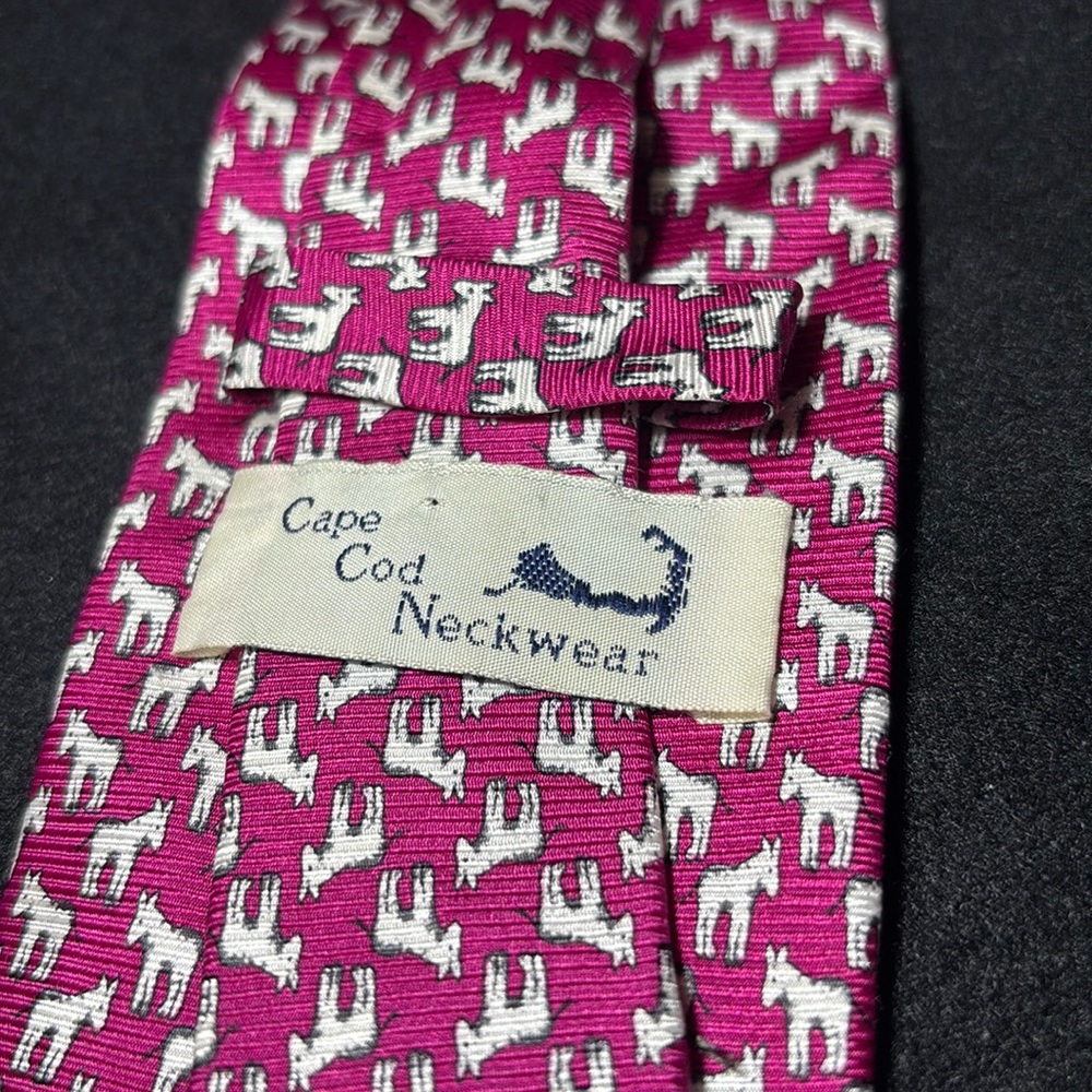 Cape Cod Neckwear Pink Donkey Patterned Men's Tie 100% silk preppy statement tie - Picture 2 of 12